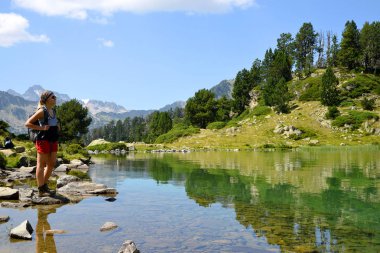 Kadın turist güzel dağ gölü Neouvielle Ulusal Doğa rezerv, Lac de Bastan inferieur, Fransızca Pyrenees.