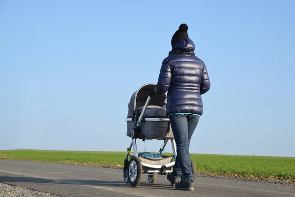 Mulher Andando Com Carrinho Bebê Dia Ensolarado — Fotografia de Stock