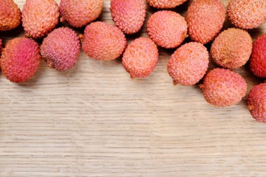 Taze tropikal meyve Lychee ahşap tahta üzerinde.