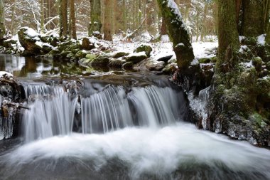 Bir kış dağ dere üzerinde şekillendirme buz kristalleri ile şelale.