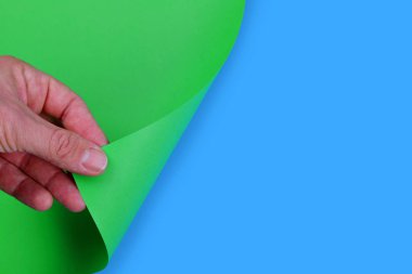 El dönüm yeşil kağıt boş sayfa. Değişim kavramı.