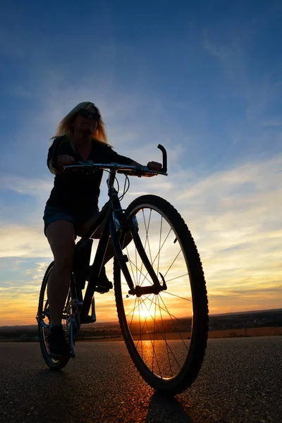 Γυναίκα Ιππασία Ποδήλατο Βουνού Στο Ηλιοβασίλεμα Αθλητισμός Και Ενεργό Ζωή — Φωτογραφία Αρχείου