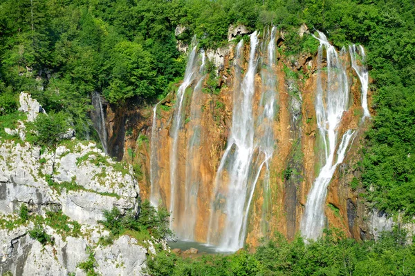 プリトヴィツェ湖群国立公園 クロアチア ヨーロッパで美しい滝 — ストック写真