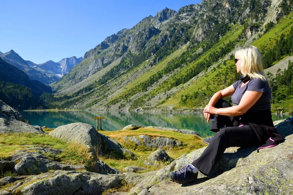 Turist Sitter Rock Gaube Lake Hautes Pyrenees Frankrike — Stockfoto