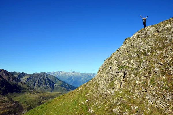 Kayanın Üzerinde Turist Stnding Col Tourmalet Yakınındaki Dağ Manzarası Pyrenees — Stok fotoğraf