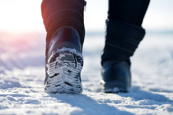 Vrouwelijke Voeten Winter Laarzen Wandelen Sneeuw — Stockfoto