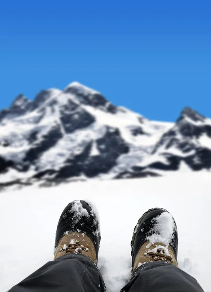 Caminhante Uma Paisagem Montanha Inverno Sapato Caminhada Nas Pernas Turista — Fotografia de Stock