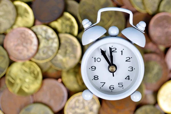 Biały Budzik Sterty Monet Czas Aby Zaoszczędzić Pieniądze Lub Czas — Zdjęcie stockowe