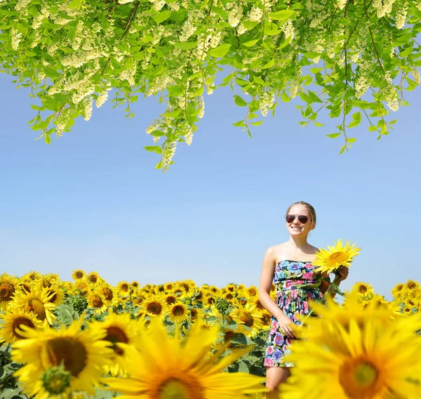 美丽的高加索女孩在向日葵领域 夏季生活方式概念 — 图库照片