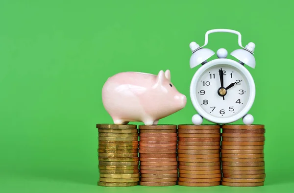 Small Pink Piggy Bank Pile Coins White Alarm Clock Green — Stock Photo, Image