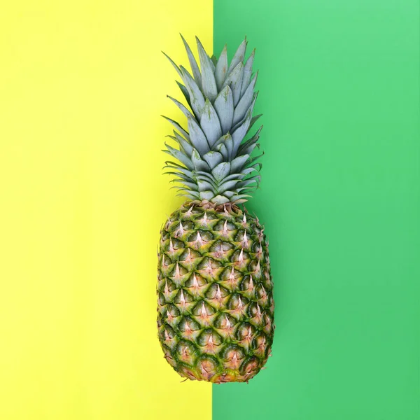 Piña Fresca Frutas Tropicales Sobre Papel Verde Amarillo — Foto de Stock