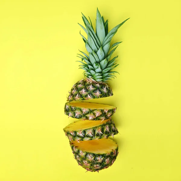 Scheiben Geschnittene Frische Tropische Früchte Ananas Auf Gelbem Hintergrund — Stockfoto