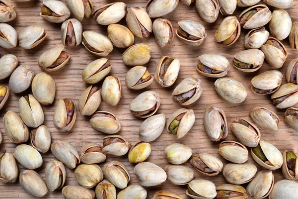 Heap Salted Pistachio Nuts Wooden Board — Stock Photo, Image