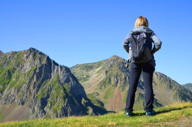 Dağ manzarası Pyrenees Milli Parkı içinde bakarak turist. Occitanie, Fransa.