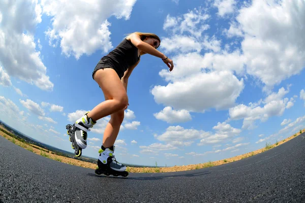 夏にローラー スケートで十代の少女 インライン スケートの道に — ストック写真