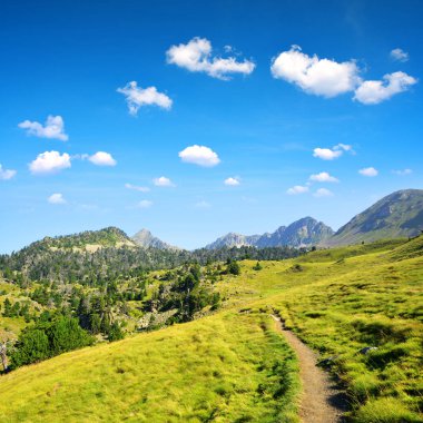 Güzel dağ manzarası içinde iz hiking, Neouvielle Ulusal doğa rezerv, Fransızca Pyrenees.