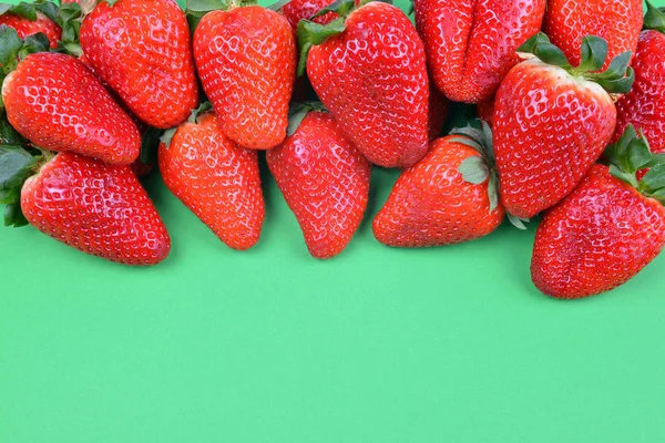 Rijpe Zoete Aardbeien Groene Achtergrond — Stockfoto