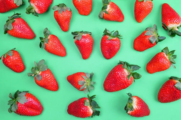 Reife Süße Erdbeeren Auf Grünem Hintergrund — Stockfoto