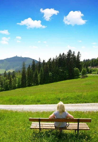 Tourist Sitting Bench Overlooking Mount Grosser Arber National Park Bayerische — Stock Photo, Image