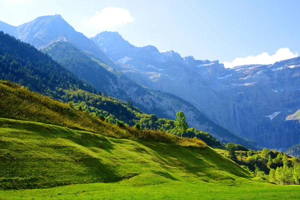フランスのピレネー山脈 ヨーロッパのシルク ガヴァルニー 日の出の朝の夏の山の風景 人気の休暇先の風光明媚なイメージ — ストック写真