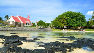 Mauritius Adası'nda Cap Malheureux sahilde Kilisesi.