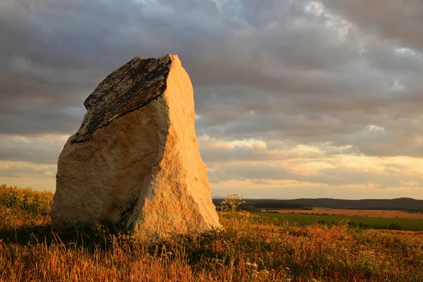 Alter Steinmenhir Auf Der Wiese Sonnenuntergang — Stockfoto
