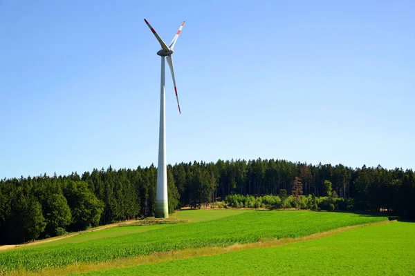 Yaz Kırsal Peyzaj Çayır Üzerinde Rüzgar Türbini Temiz Enerji Konsepti — Stok fotoğraf