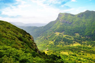 Le Morne Brabant'tan Mauritius adasının en yüksek dağının (Piton de la petite riviere noire) manzarası.