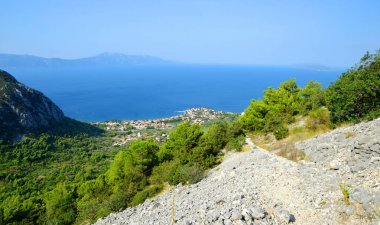 Rilic dağından Gradac kasabası ve Adriyatik deniz inin sahiline bak. Riviera Makarska, Güney Dalmaçya, Hırvatistan.