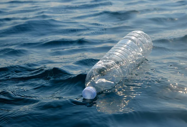 Botella Plástico Flotando Océano Concepto Contaminación — Foto de Stock