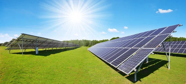 牧草地の日当たりの良い空に太陽エネルギーパネル 持続可能な資源 — ストック写真