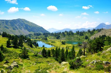 Neouvielle 'de gölleri olan güzel dağ manzarası ulusal doğa rezervi, Fransız Pireneleri.