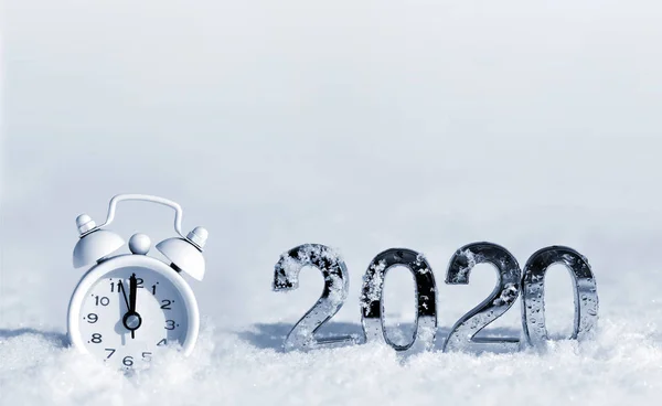 Número 2020 Despertador Nieve Feliz Año Nuevo Concepto —  Fotos de Stock