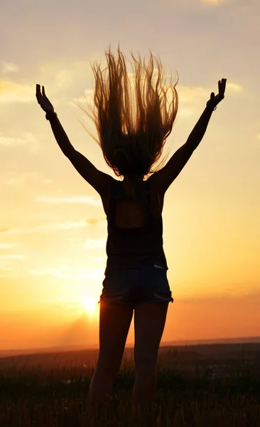 Szczęśliwa Radosna Kobieta Długimi Włosami Wyciągająca Dłonie Łące Zachodzie Słońca — Zdjęcie stockowe