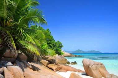 La Digue, Anse Şiddetli Sahili, Hint Okyanusu, Seyşeller adasının büyük granit kayaları. Lüks tropikal varış yeri.