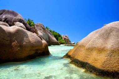 Güneşli bir günde Anse Source d 'Argent plajında büyük granit kayalar. Seyşeller 'deki La Digue Adası. Lüks seyahat hedefi.