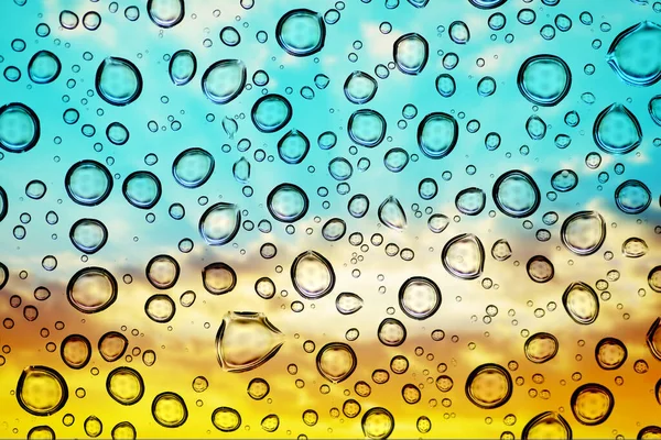 Wassertropfen Auf Ein Fensterglas Nach Dem Regen Bei Sonnenuntergang — Stockfoto