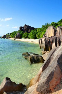 Güneşli bir günde Anse Source d 'Argent plajında büyük granit kayalar. Seyşeller 'deki La Digue Adası. Lüks seyahat hedefi.