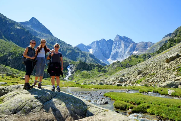 Turisti Viaggio Paesaggio Montano Massiccio Vignemminile Sullo Sfondo Parco Nazionale — Foto Stock