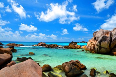 Hint Okyanusu, Seyşeller 'de La Digue Adası' nda büyük granit taşlı Anse Cocos plajı.