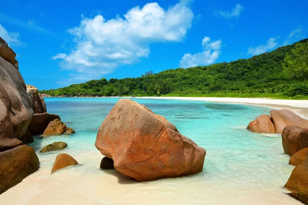 Plaża Anse Cocos Wielkimi Granitowymi Kamieniami Wyspie Digue Ocean Indyjski — Zdjęcie stockowe