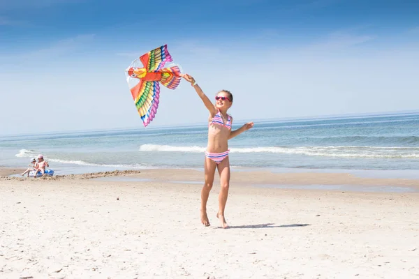 Dziecko Latają Latawcem Plaży Nad Morzem Wakacje — Zdjęcie stockowe