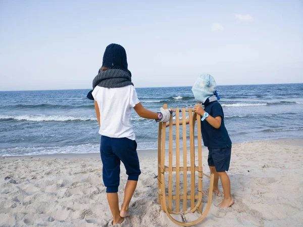 Děti Hledají Moři Při Pohledu Zimu Dívka Čepici Šálu Rukavice — Stock fotografie