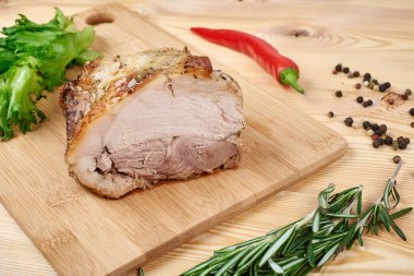 salata ve baharat ile pişmiş domuz eti