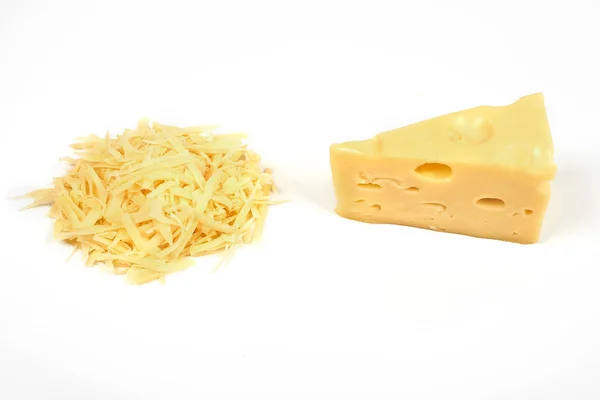 Darab sajt, és a halom reszelt sajttal, elszigetelt fehér background. — Stock Fotó