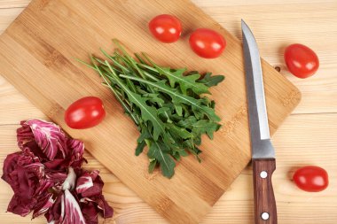 Sebze ve salata sağlıklı bir diyet yaşam tarzı için bir kesme tahtası üzerinde ayarla