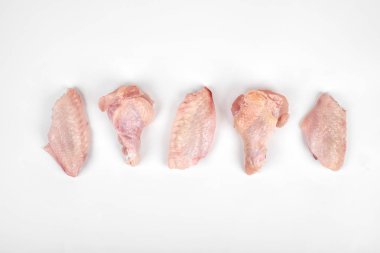 Beyaz arkaplanda çiğ tavuk kanatları