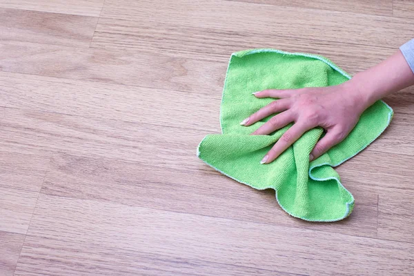 Una foto de mujeres manos limpiando el suelo —  Fotos de Stock