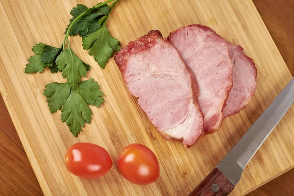 나무 절단 보드에 슬라이스 돼지고기 바베 큐 스테이크 요리. — 스톡 사진