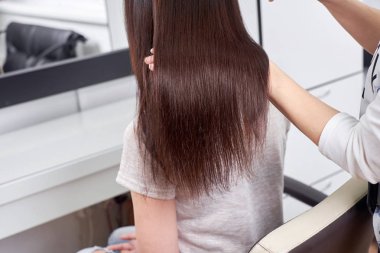 İstemciler saç salonda tarama saç stilisti closeup